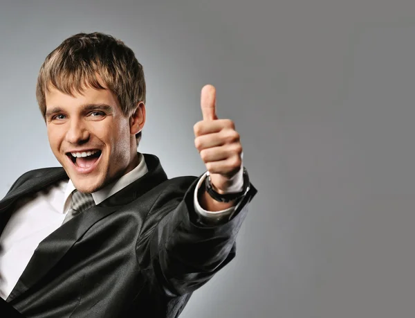 Feliz hombre de negocios mostrando su pulgar hacia arriba con sonrisa —  Fotos de Stock