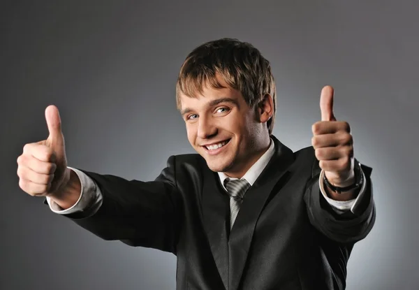 Gelukkig zakenman tonen zijn duimen omhoog met glimlach — Stockfoto