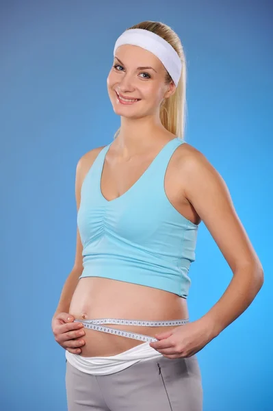 Mulher grávida mede a barriga — Fotografia de Stock