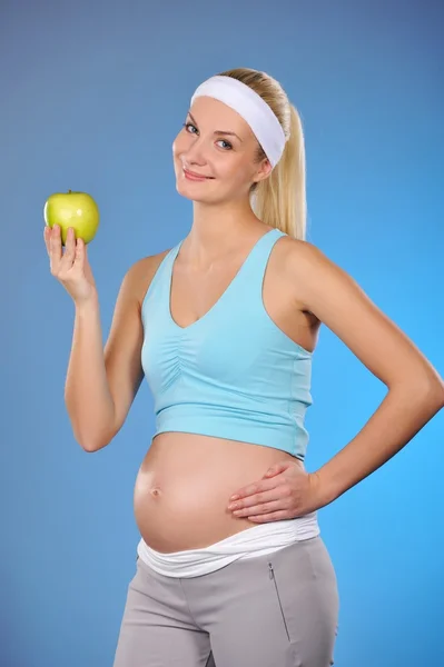 Piękna kobieta w ciąży z zielonym jabłkiem — Zdjęcie stockowe