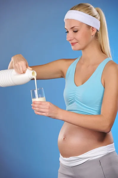 Mulher grávida com um leite — Fotografia de Stock