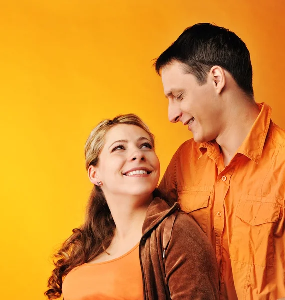 Retrato de um jovem casal bonito — Fotografia de Stock