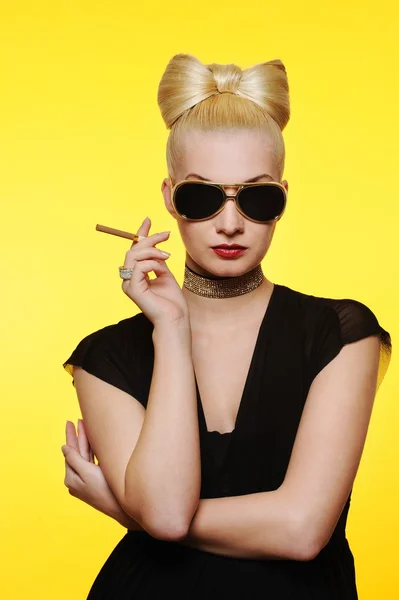 Schöne charmante Dame mit einer Zigarette — Stockfoto