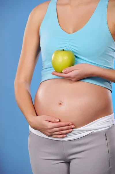 Donna incinta con mela verde — Foto Stock
