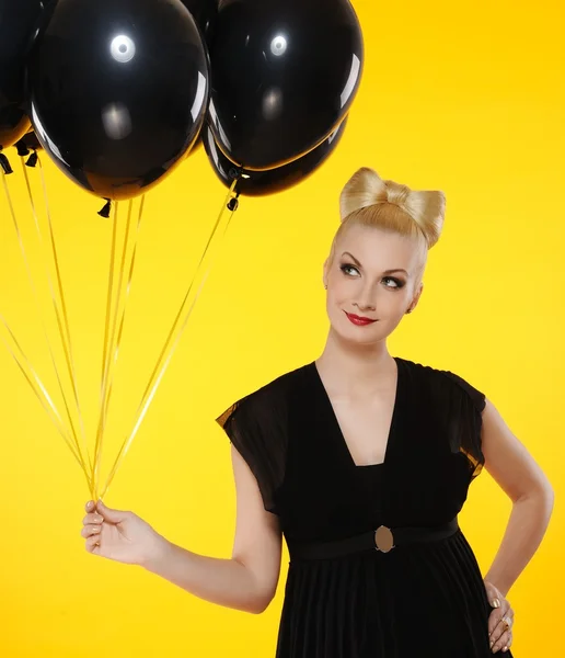 Schöne Dame mit schwarzen Luftballons — Stockfoto