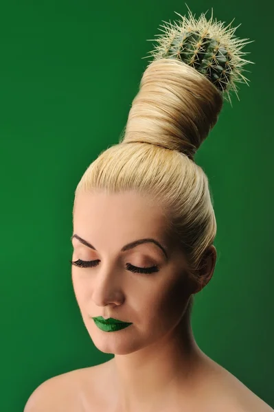 Donna con il cactus nei capelli — Foto Stock