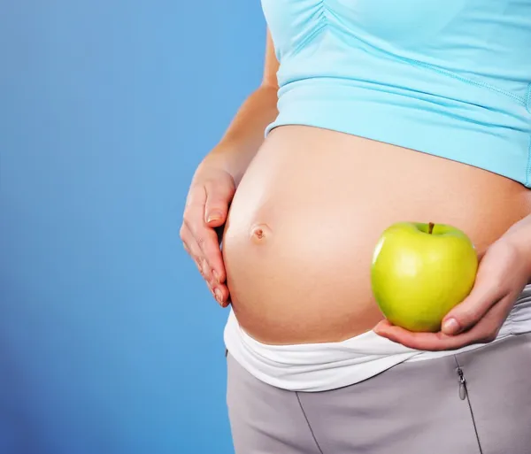 Έγκυος γυναίκα με πράσινο μήλο — Φωτογραφία Αρχείου