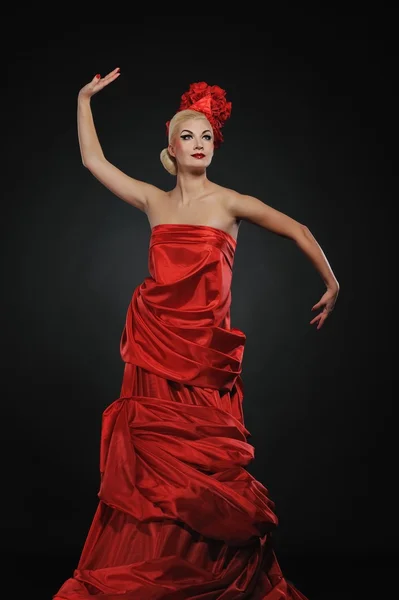 Schöne Dame im roten Kleid — Stockfoto