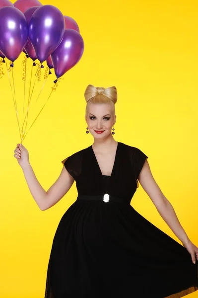 Schöne Dame mit einem Haufen lila Luftballons — Stockfoto