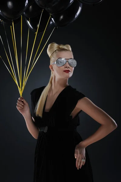 黒風船の束を持つ美しい女性 — ストック写真
