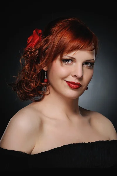 Porträt einer attraktiven rothaarigen Frau — Stockfoto