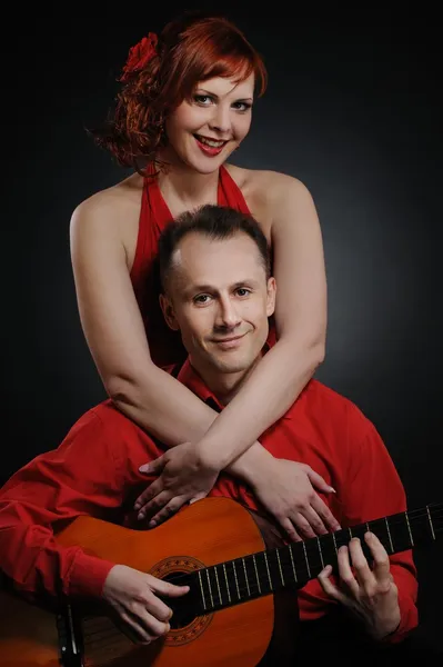 Charmant couple avec guitare — Photo