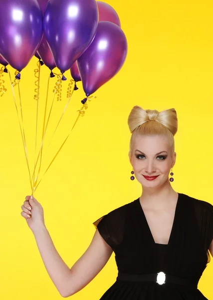 Beautiful lady with a bunch of purple balloons — Stock Photo, Image