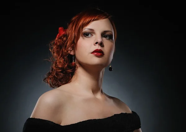魅力的な赤毛の女性の肖像画 — ストック写真