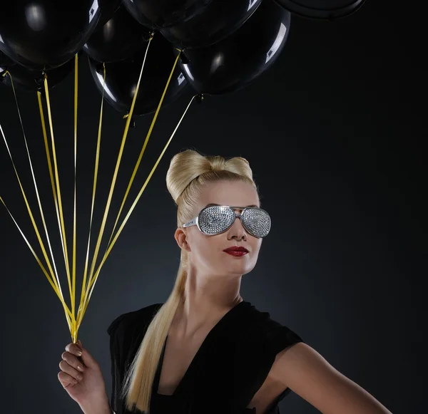 Linda senhora com um monte de balões pretos — Fotografia de Stock