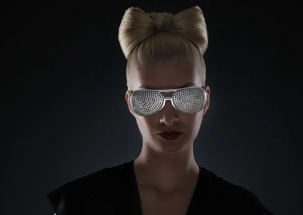 Közeli portré egy gyönyörű nő, a divatos szemüveg — Stock Fotó