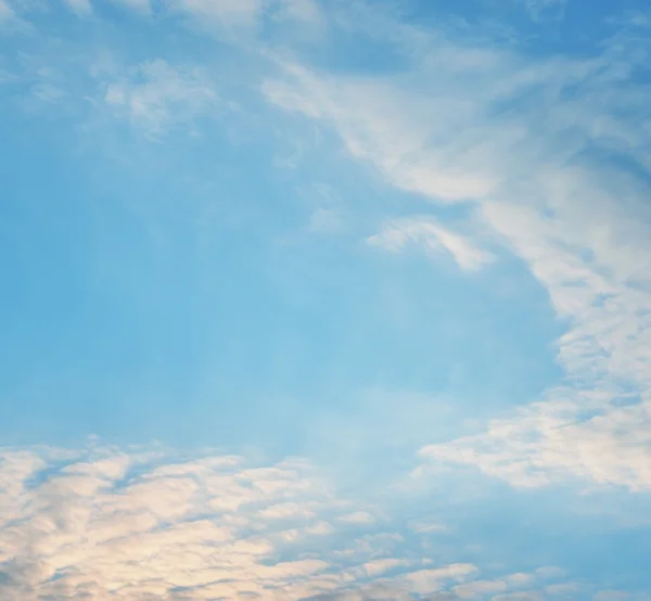 Blue sky with fluffy clouds — Stock Photo, Image
