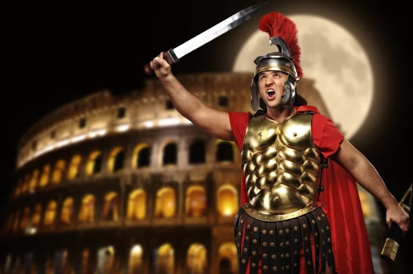 Soldato legionario romano di fronte al coliseum di notte — Foto Stock