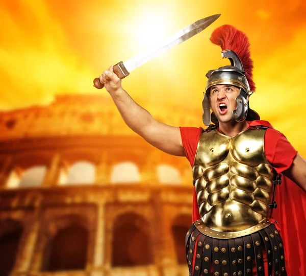 Римский легионер перед Колизеем — стоковое фото