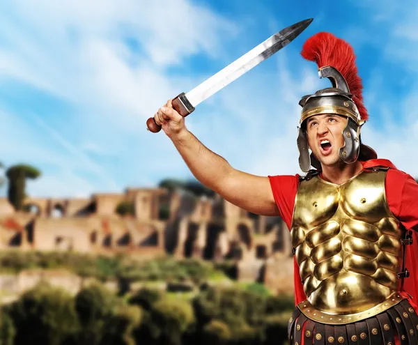 Soldado legionario romano frente a la ciudad vieja de Roma — Foto de Stock
