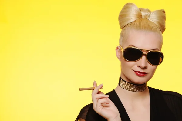タバコと美しい魅力的な女性 — ストック写真