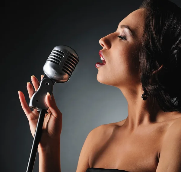Belle femme brune chantant — Photo