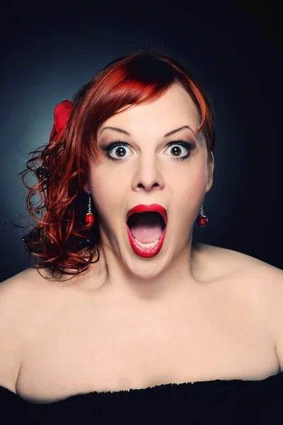 Gritando atraente ruiva mulher — Fotografia de Stock