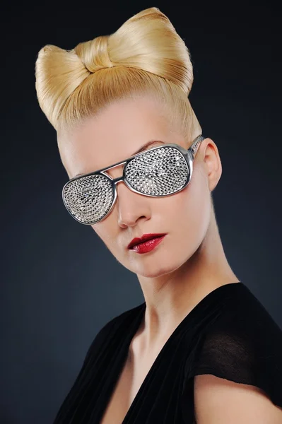 Detailní portrét krásné ženy ve stylové brýle — Stock fotografie
