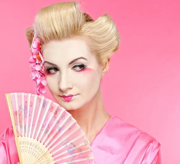 Hermosa geisha con un ventilador —  Fotos de Stock