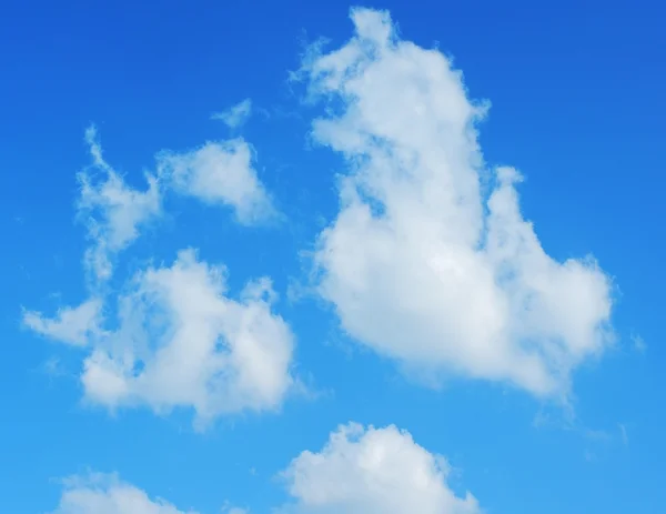 Μπλε ουρανός με χνουδωτά σύννεφα — Φωτογραφία Αρχείου