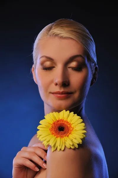 Retrato de cerca de una hermosa mujer con flor de gerber — Foto de Stock
