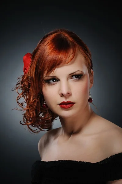 Retrato de uma mulher ruiva atraente — Fotografia de Stock