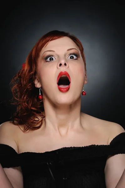 Ουρλιάζοντας κοκκινομάλλα ελκυστική γυναίκα — Φωτογραφία Αρχείου