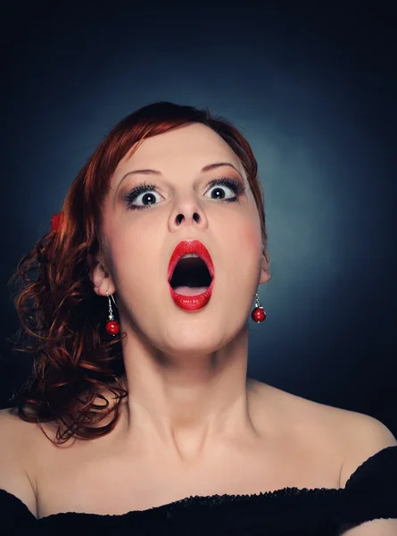 Skriker attraktiv rödhårig kvinna — Stockfoto