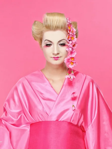 Retrato de cerca de una hermosa geisha —  Fotos de Stock