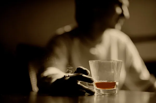 Adam bir bardak viski ve puro Sigara — Stok fotoğraf
