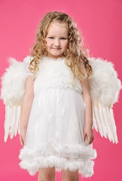 Linda menina anjo isolado no fundo rosa — Fotografia de Stock