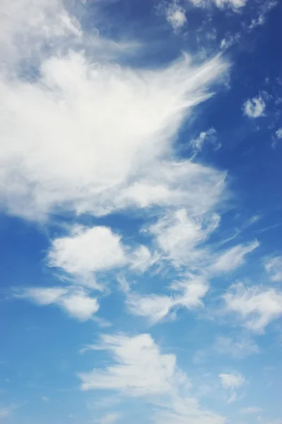 Μπλε ουρανός με χνουδωτά σύννεφα — Φωτογραφία Αρχείου