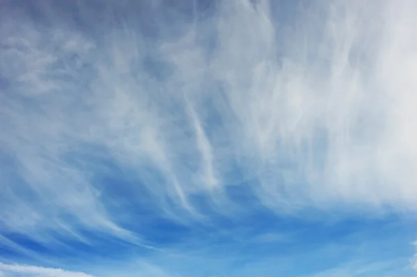 Blauer Himmel mit flauschigen Wolken — Stockfoto