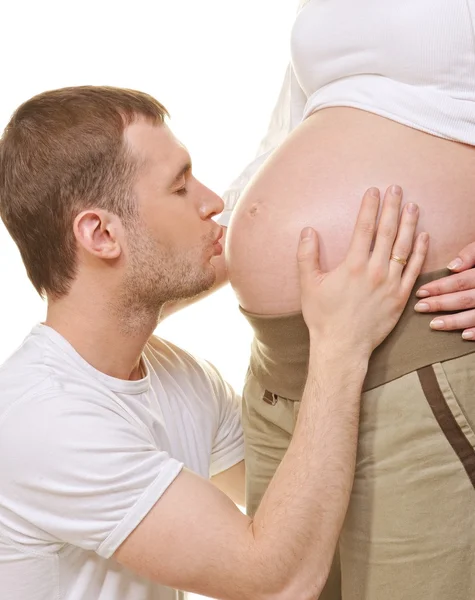 Homem beijando barriga grávida da mulher — Fotografia de Stock