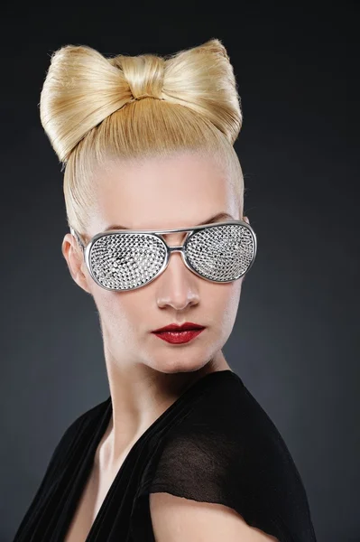 Retrato de cerca de una hermosa mujer en gafas con estilo —  Fotos de Stock