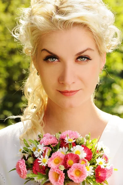 Zbliżenie portret pięknej kobiety z kwiatami — Zdjęcie stockowe