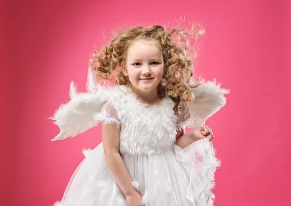 Красива маленька дівчинка ангела ізольована на рожевому фоні — стокове фото
