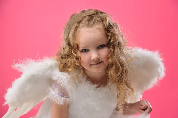 Linda menina anjo isolado no fundo rosa — Fotografia de Stock