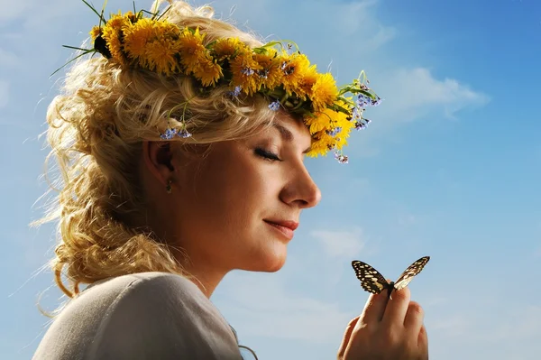 Mulher encantadora com uma borboleta sobre o céu azul — Fotografia de Stock