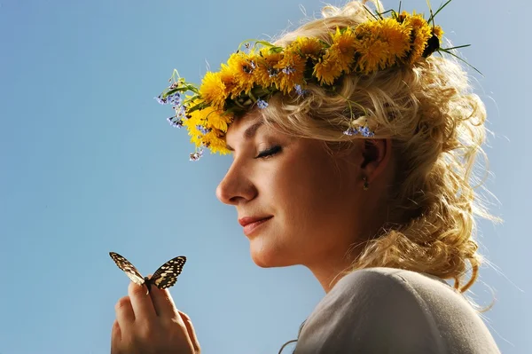 Όμορφη γυναίκα με μια πεταλούδα πάνω από το γαλάζιο του ουρανού — Φωτογραφία Αρχείου