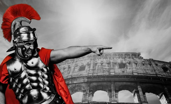 Dühös légiós katona előtt coliseum — Stock Fotó