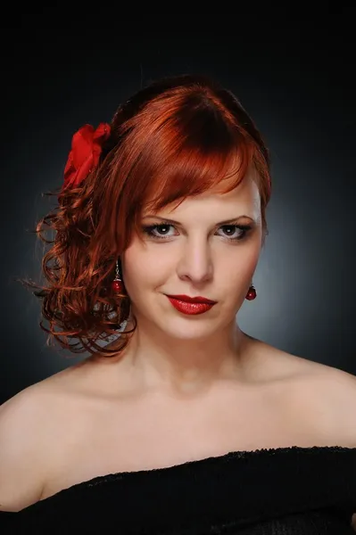 Retrato de uma mulher ruiva atraente — Fotografia de Stock