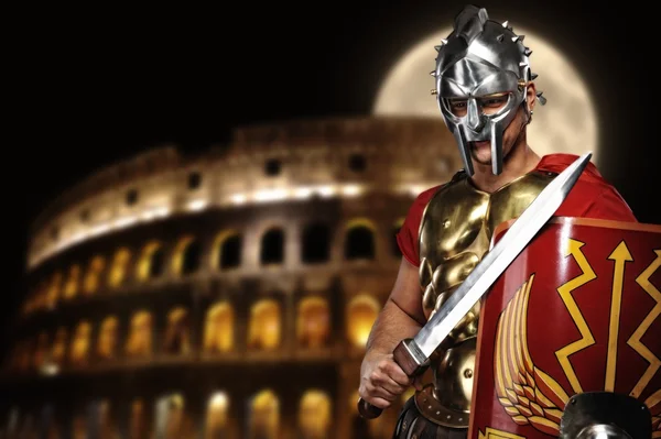 Romersk legionary soldat framför Colosseum nattetid — Stockfoto