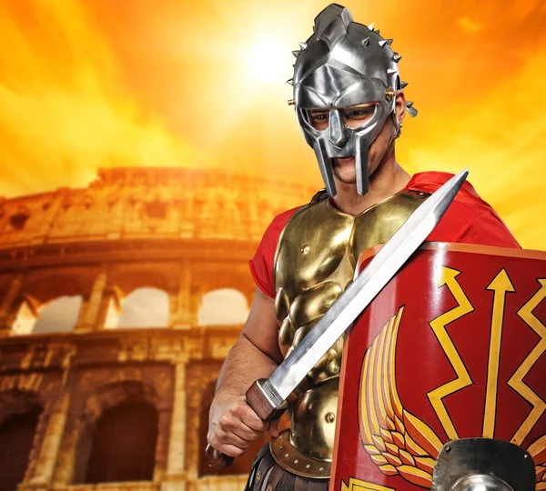 Soldato legionario romano davanti al coliseum — Foto Stock